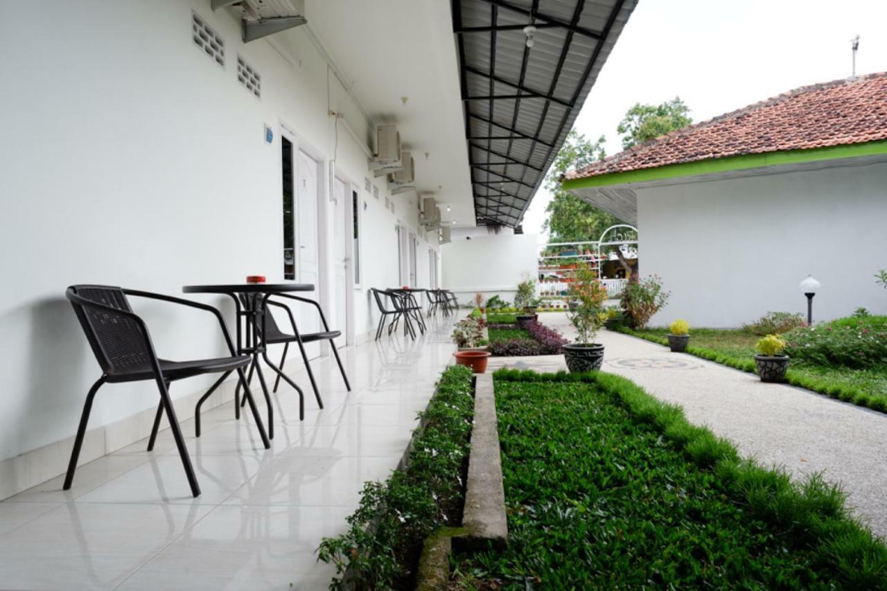 Reddoorz Near Mataram University Экстерьер фото