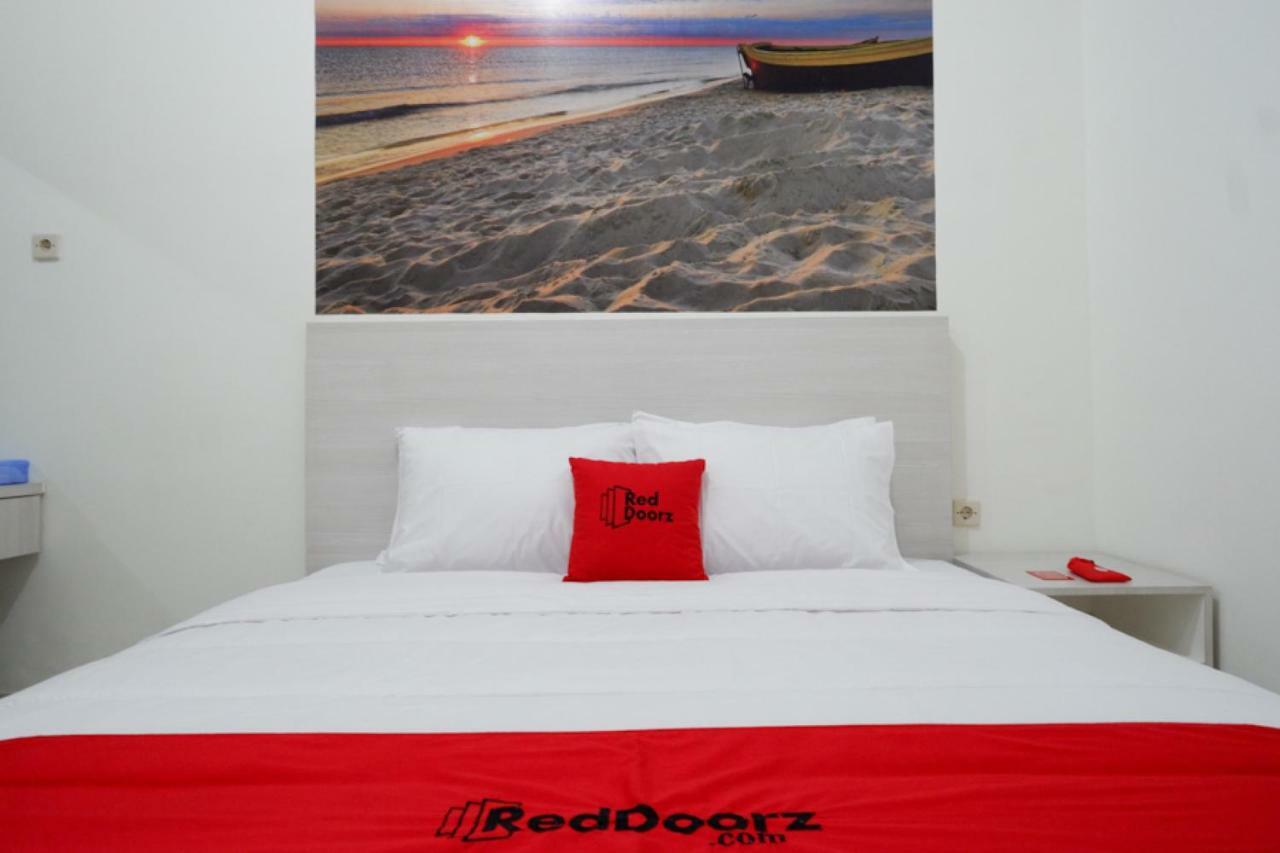 Reddoorz Near Mataram University Экстерьер фото