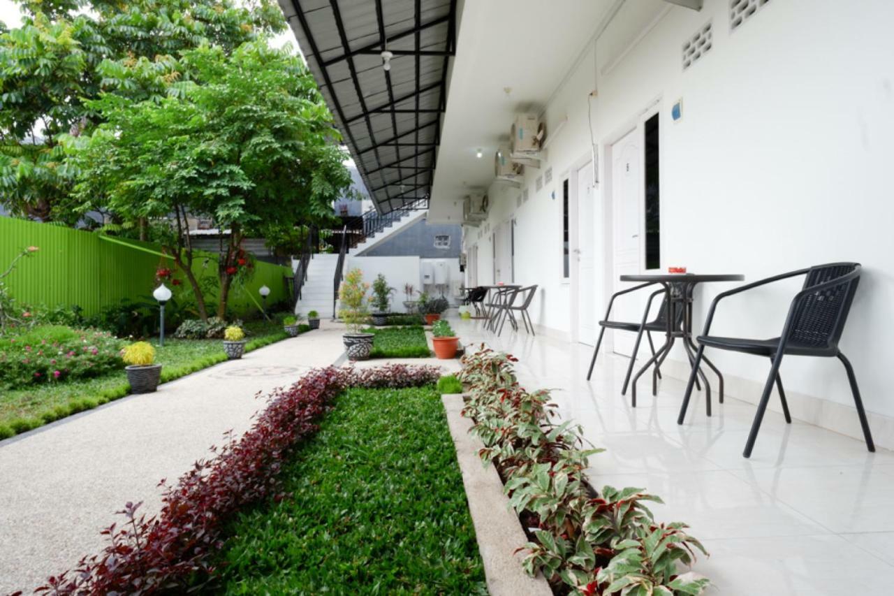 Reddoorz Near Mataram University Экстерьер фото