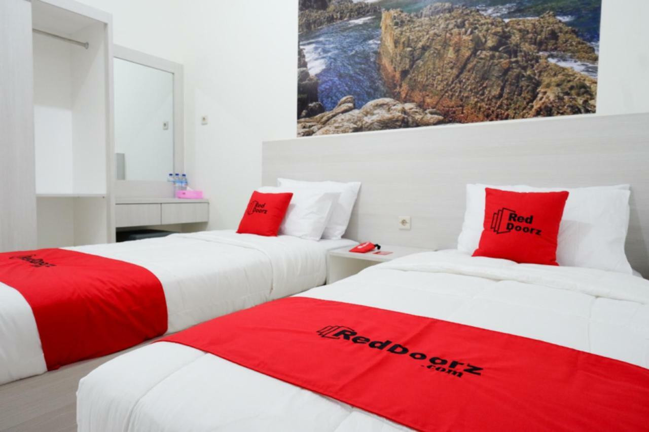 Reddoorz Near Mataram University Экстерьер фото